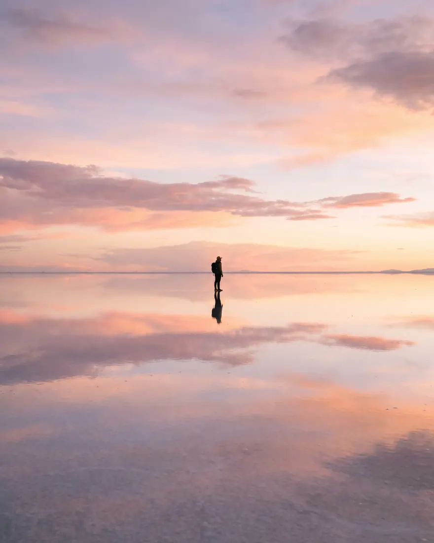Salar de Uyuni reflejando el cielo como un espejo