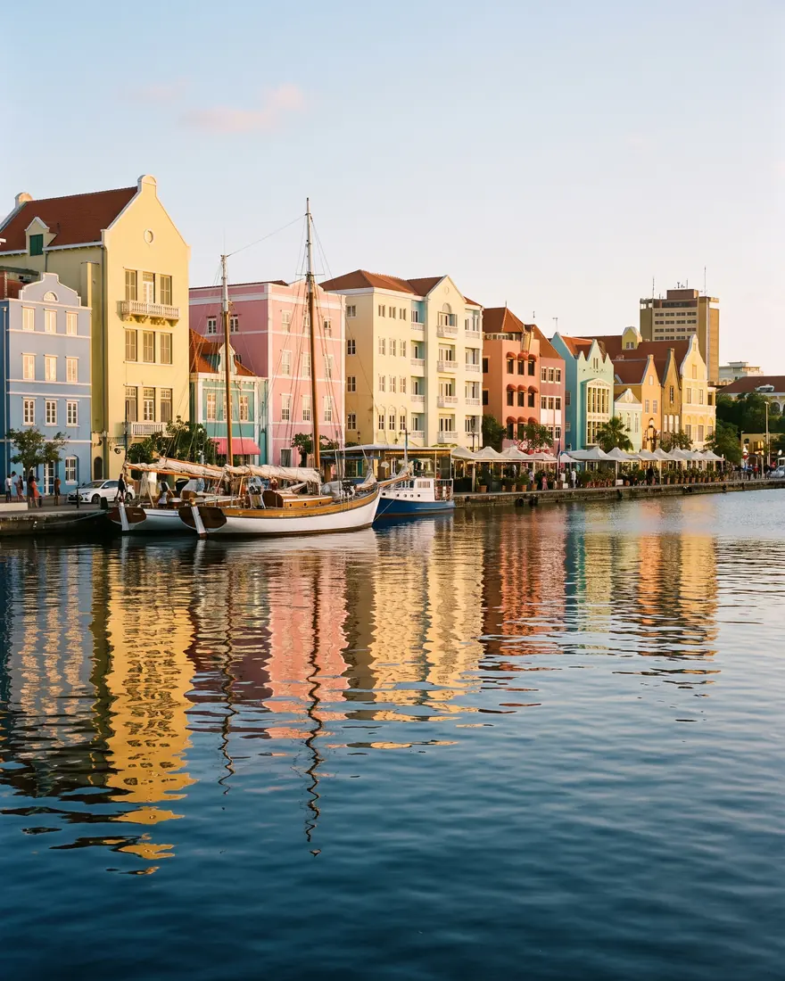 Casas de colores frente al mar en Willemstad, Curazao